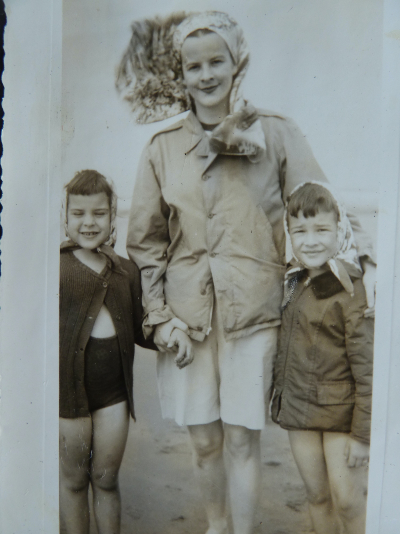 Little Helen with mom and Lea